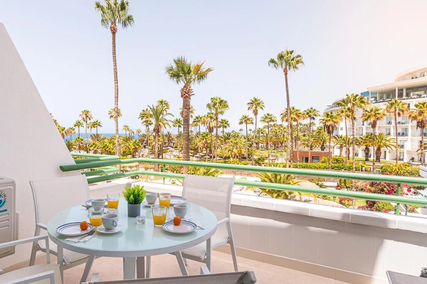 Apartment In Beachfront Complex In El Duque Area, Costa Adeje  アデヘ